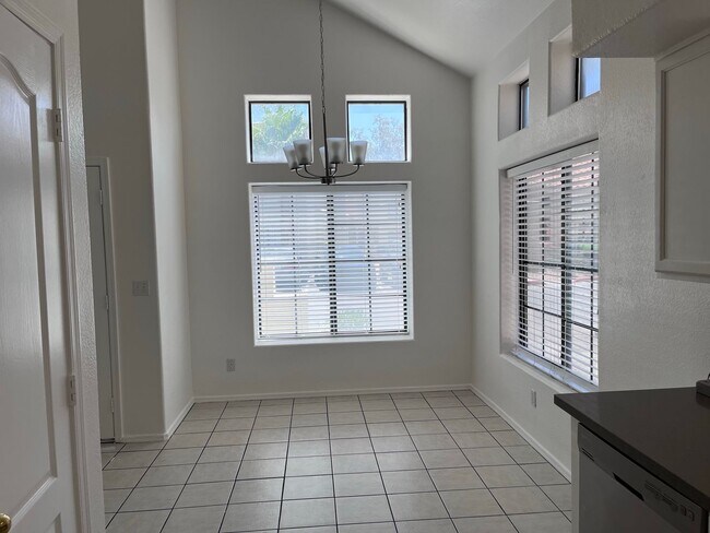 Building Photo - COMING SOON! 3 bed 3 bath Town house with ...