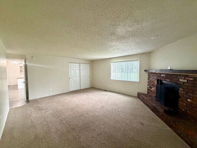 Building Photo - One Level Living w/ Spacious Private Backyard