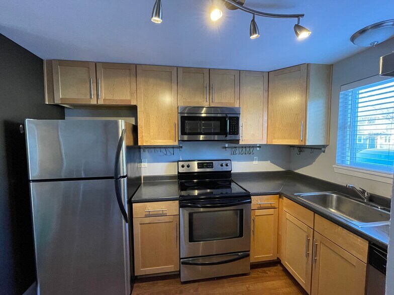 Building Photo - 1706 Avalon