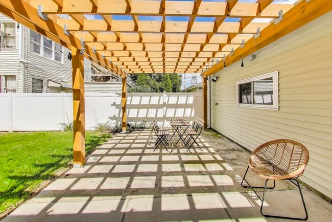 Building Photo - 3043 N Monticello Ave
