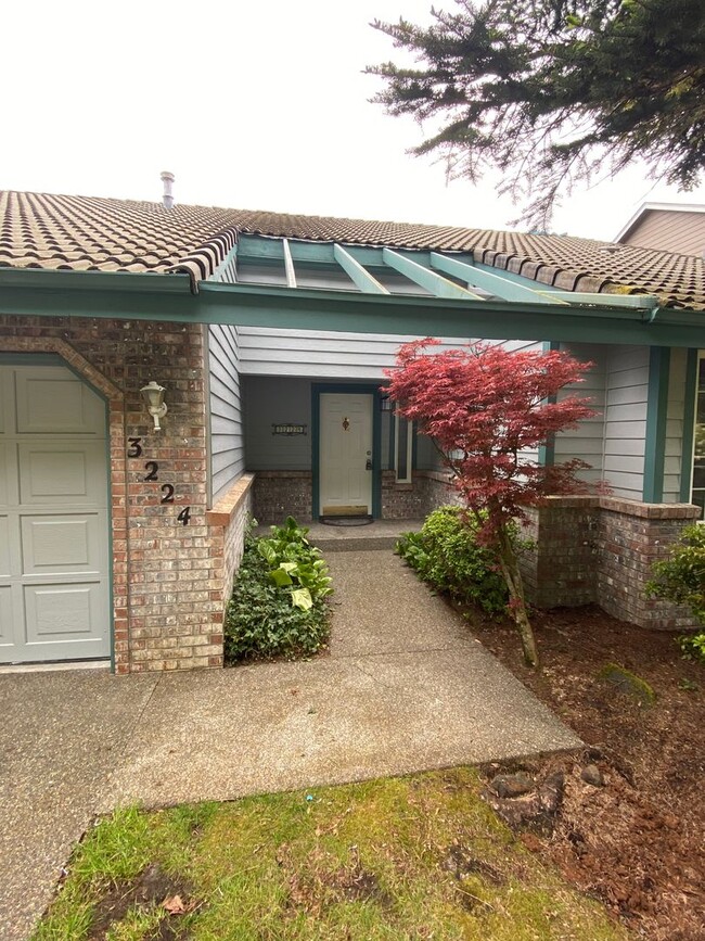 Building Photo - 4 Bed Room 2 Bath , 2 Car Garage