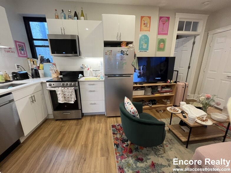 Building Photo - 833 Beacon St