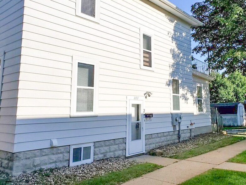 Separate entrance - 223 E Rose St
