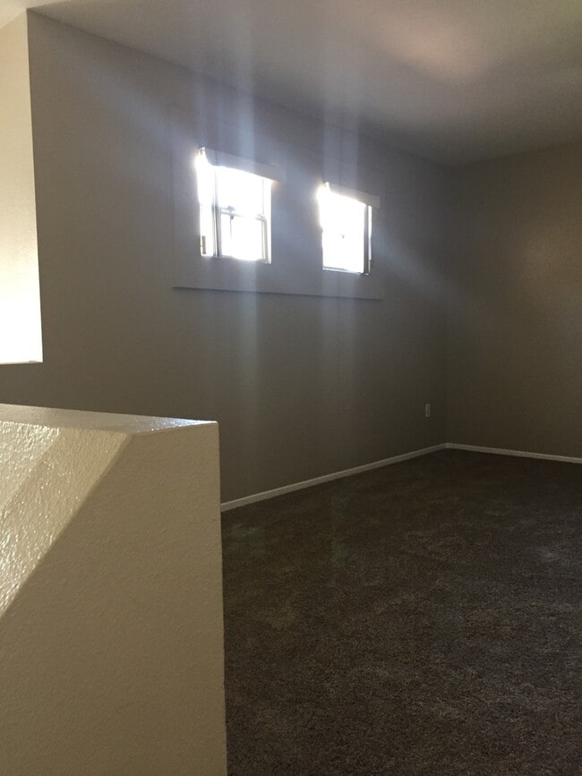 Building Photo - Large Condo with 2 bedrooms, 2 baths