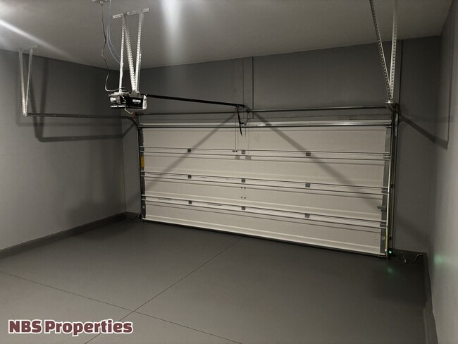 Building Photo - 935 Utopia Ln