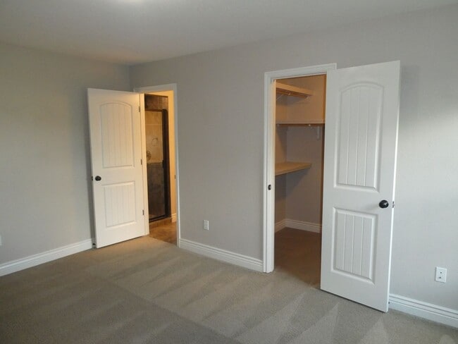 Building Photo - Two-story cottage with 3 bedrooms and 2-1/...