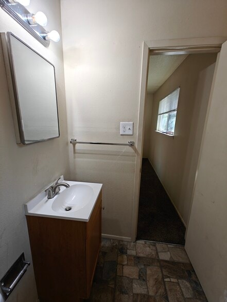 Building Photo - 3220 Wellesley Ct NE