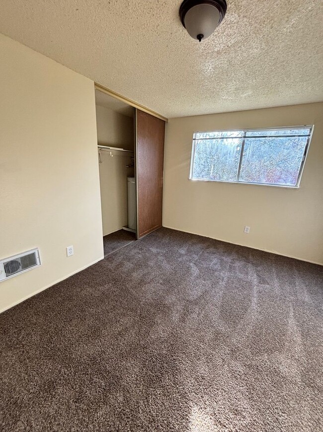 Building Photo - 3 Bedroom duplex Near Mt. Hood CC availabl...