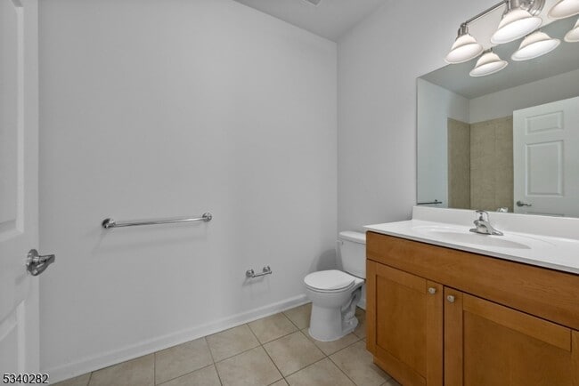 Building Photo - 18 Park Dr