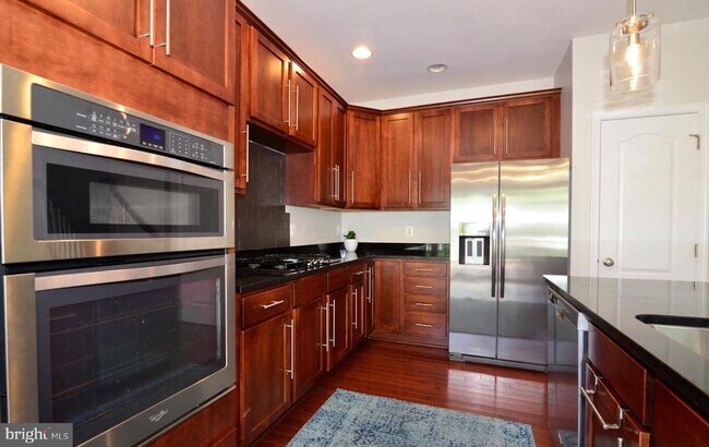 Building Photo - 43275 Mitcham Square