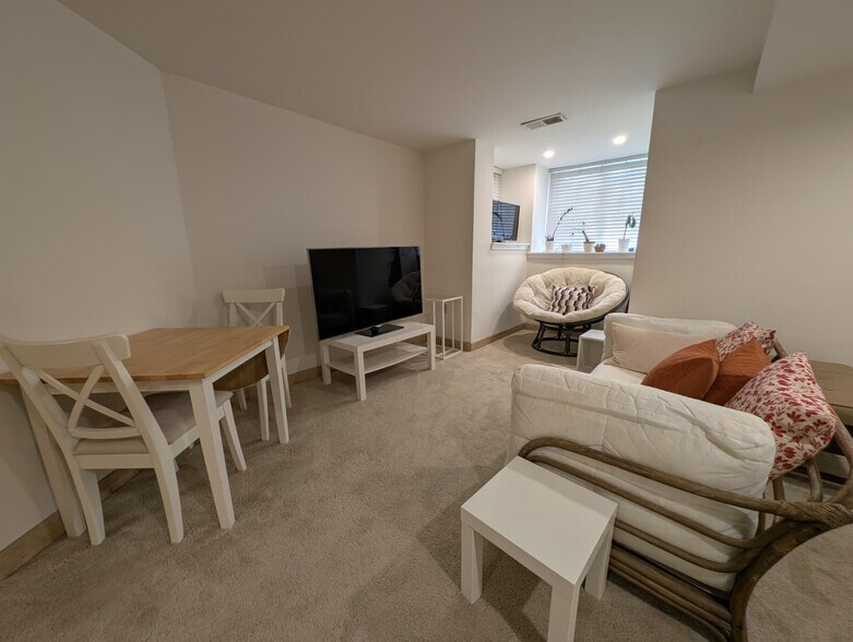 Building Photo - 818 A St SE