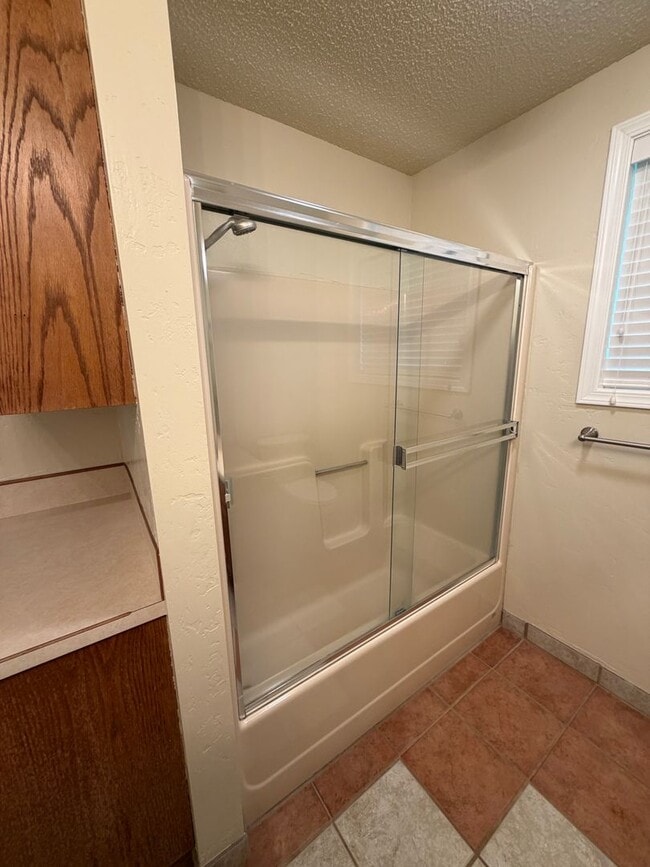 Building Photo - Hard to find 3 Bdrm, 2 Bath home in Harbor isles on the canal 2 miles to Sky Lakes Medical Ctr an...