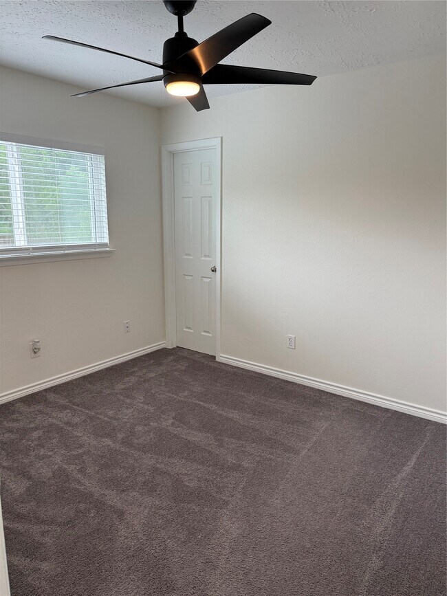 Building Photo - 2318 Aprilmont Dr