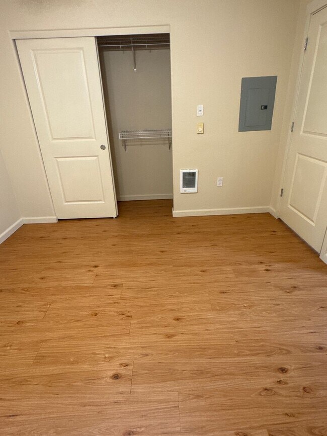 Building Photo - Beautiful 1 Bedroom 1 Bath Condo Located i...