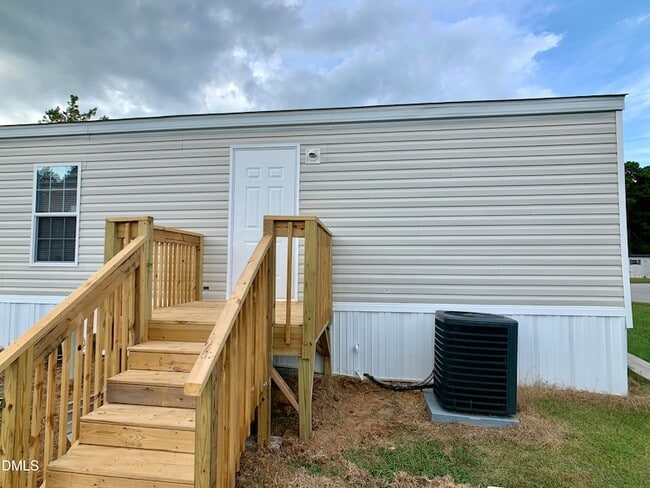 Building Photo - 553 Country Ln