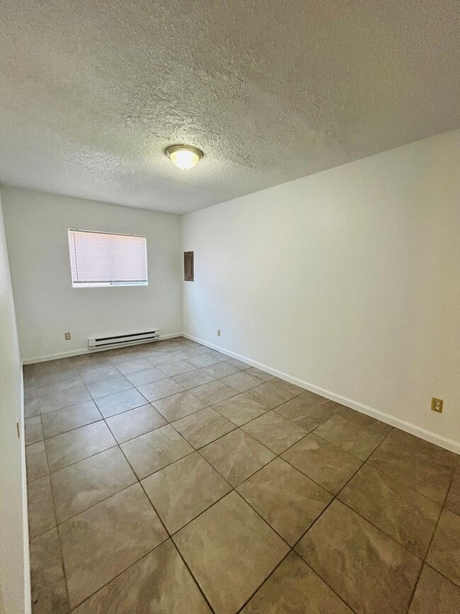 Building Photo - 3 bed 2 bath