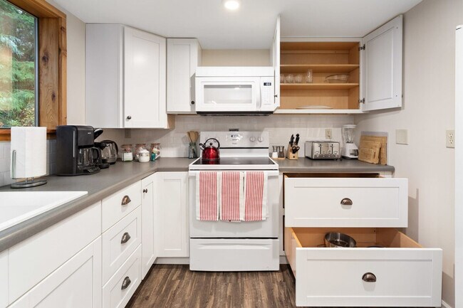 Building Photo - 901 Center St NE