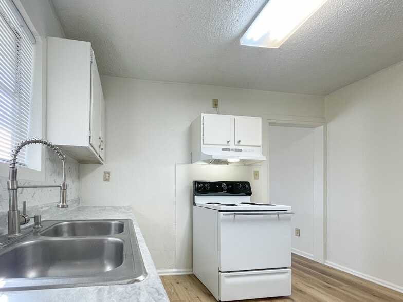 Building Photo - 715 N Bunker Dr