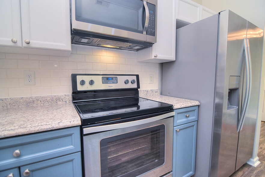 Kitchen - 6825 Sullins Rd