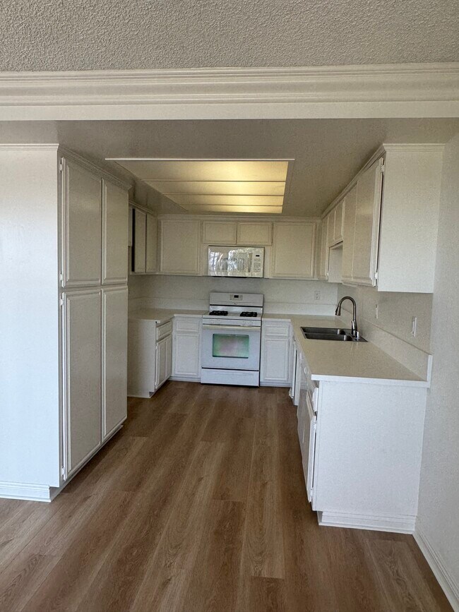 Building Photo - 1110 W 10th St