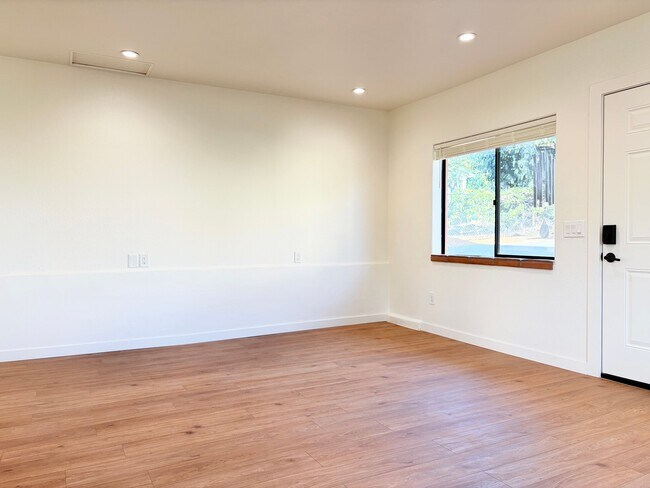 Building Photo - 1527 Calavo Rd