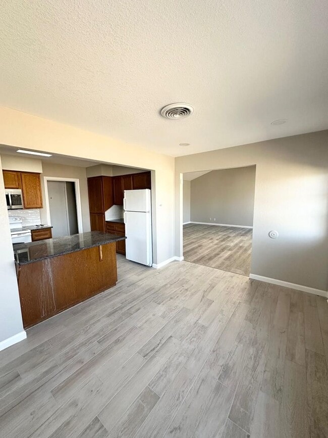 Building Photo - 3 Bedroom 2 Bathroom Available ASAP!