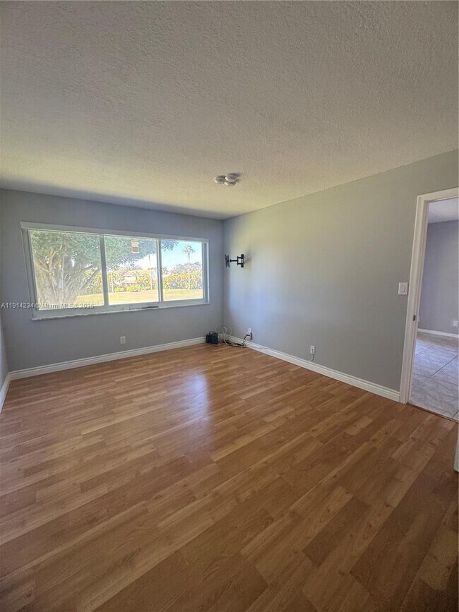 Building Photo - 9811 N Hollybrook Lake Dr