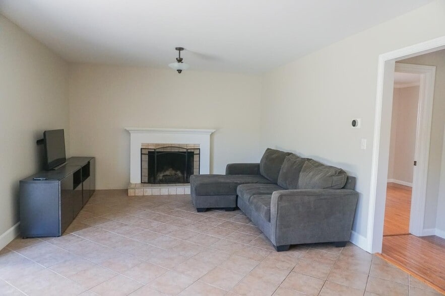 Your Livingroom - 929 Reed Ave