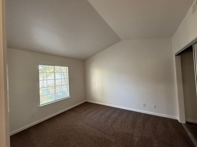 Building Photo - Parkview Condo close to shopping & Freeway!