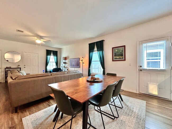 Building Photo - Spacious 3-Bed / 2-Bath with Walk-In Close...