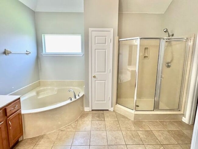 Building Photo - Spacious 3 Bedroom 2.5 With Loft Area Home...