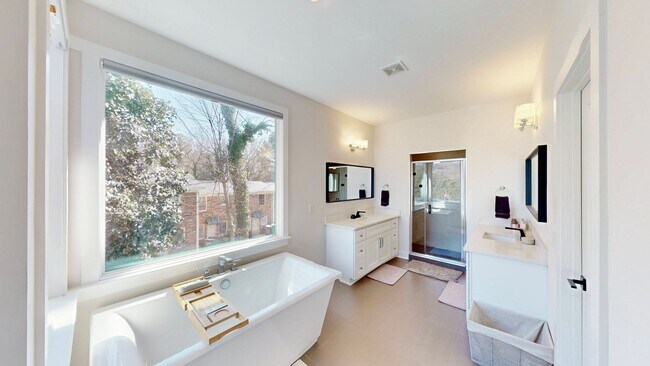 Building Photo - 1220 Lomax Ave