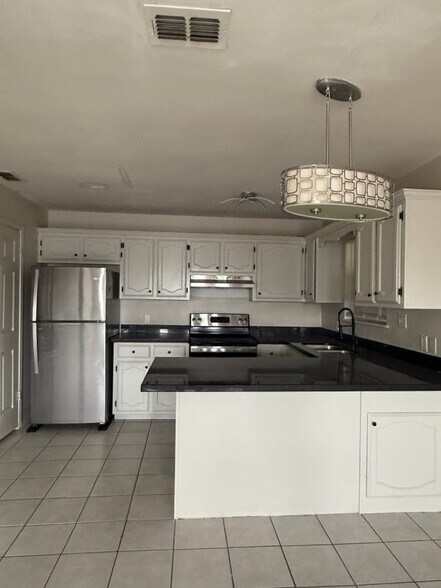 Building Photo - 1802 Oasis Dr