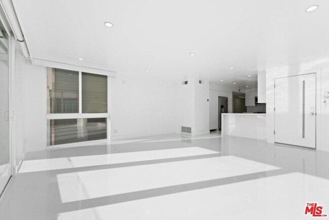 Building Photo - 2419 Ocean Front Walk
