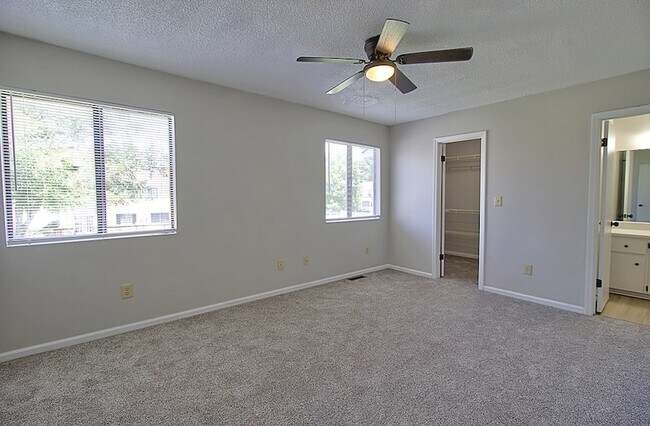 Building Photo - 912 Pineland Ave