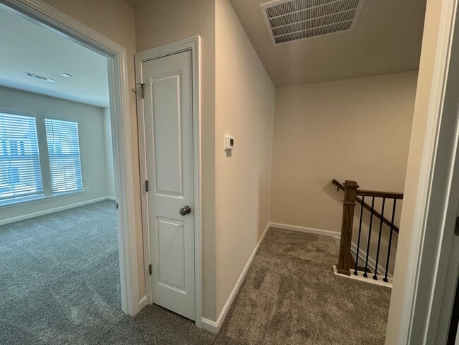 Building Photo - Stunning 3BR 2.5BA Townhome in Jamestown
