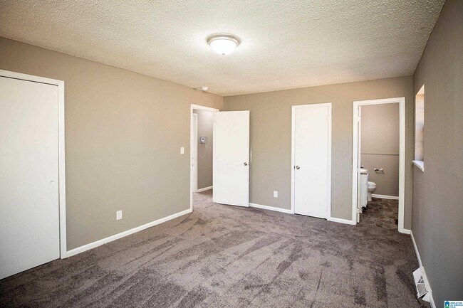 Building Photo - 5140 Hickory Dr NE