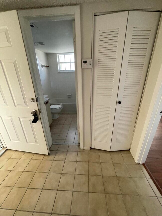 Building Photo - 1550 SE Royal Green Cir