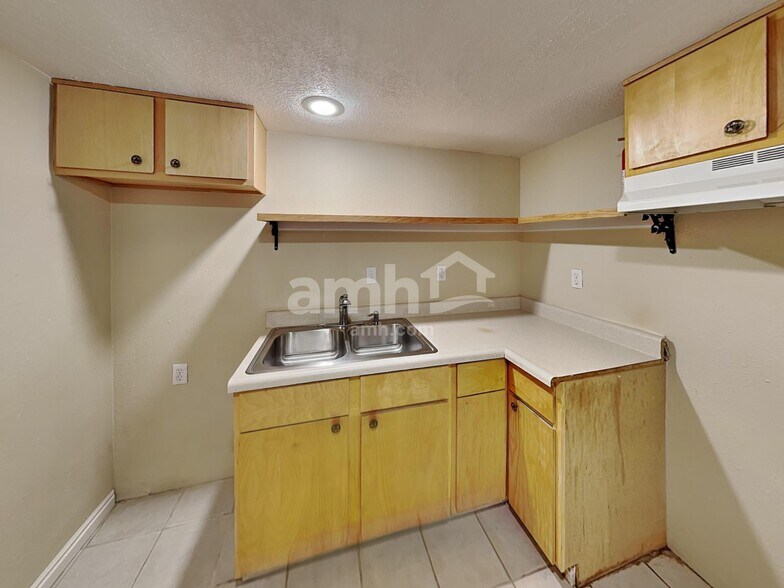 Building Photo - 1716 S 2900 E St