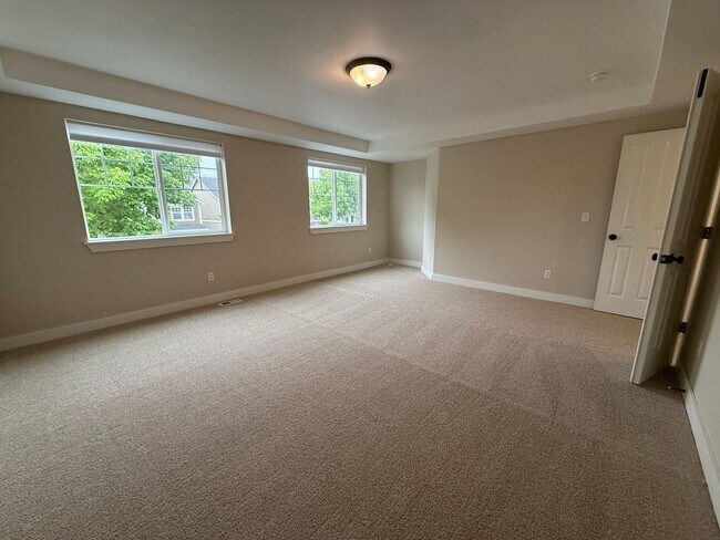 Building Photo - 7704 McKinley Loop NE