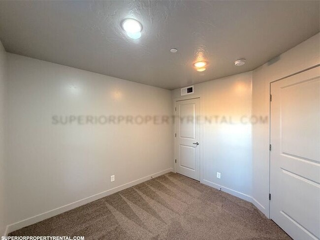 Building Photo - 2 bed, 1 bath Condo