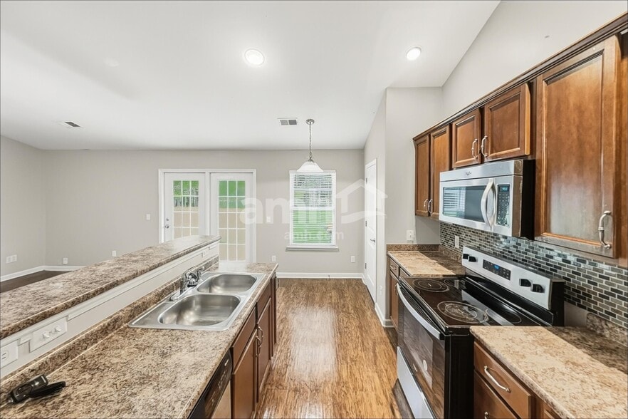 Building Photo - 298 Willow Point Cir