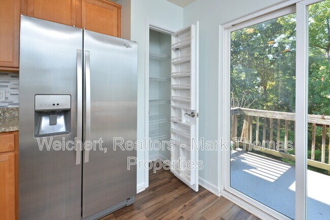 Building Photo - 100 Stratford Lakes Dr
