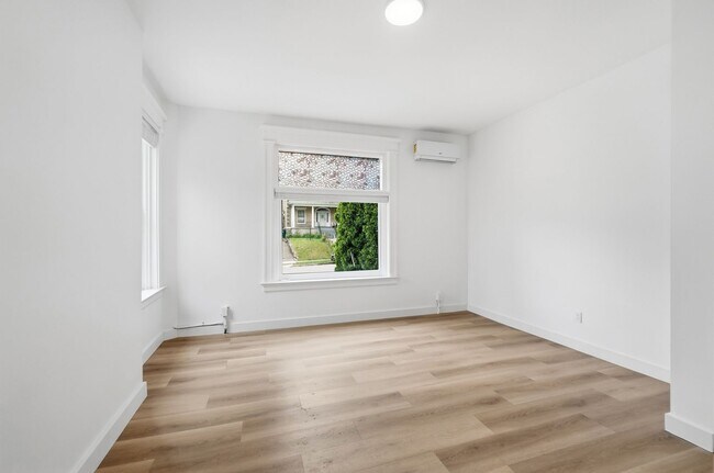 Building Photo - 568 Hale Ave