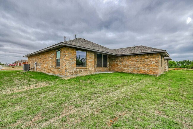 Building Photo - 1016 E Jackrabbit Ln