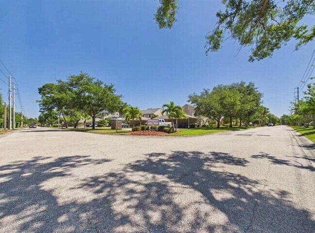 Building Photo - 2450 Pelican Ct