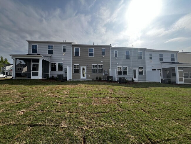 Building Photo - 5871 Woodlawn Dr