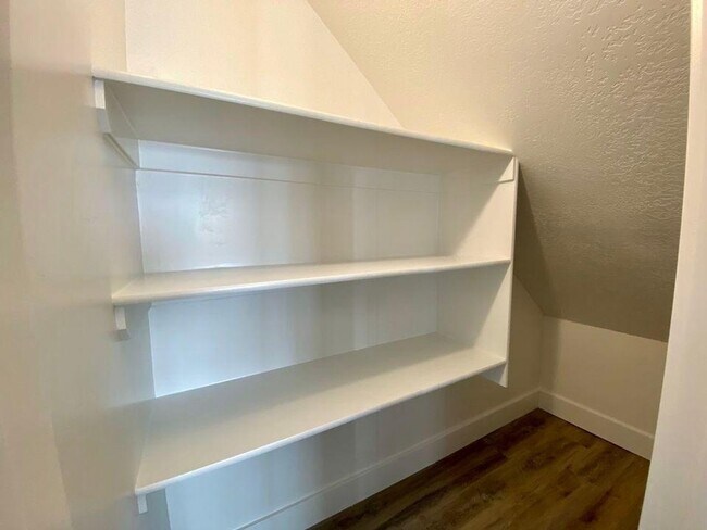 Building Photo - 3 bed 2.5 Bath Clean and Move-in Ready