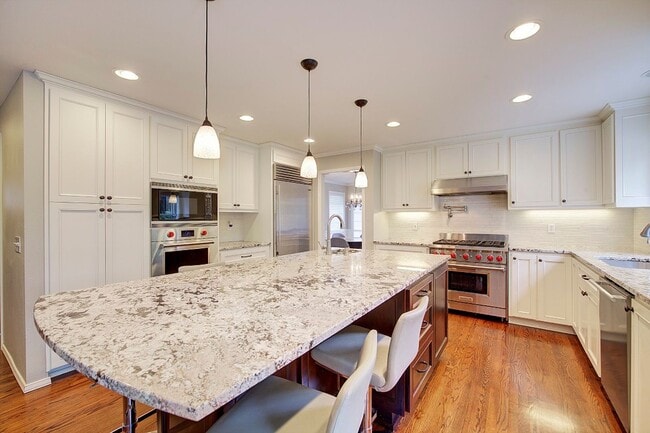 Building Photo - 5Bd/3.5Ba Newcastle House