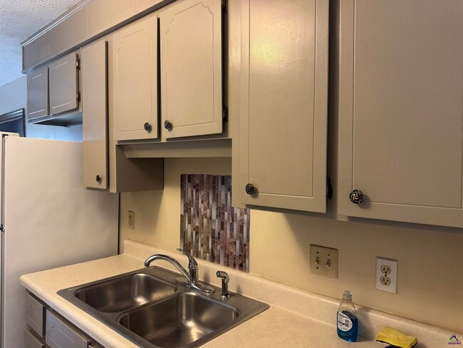 Building Photo - 108 Renoir Ln